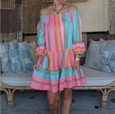 Schönes Schulterfreies Kleid mit Plisseefalten