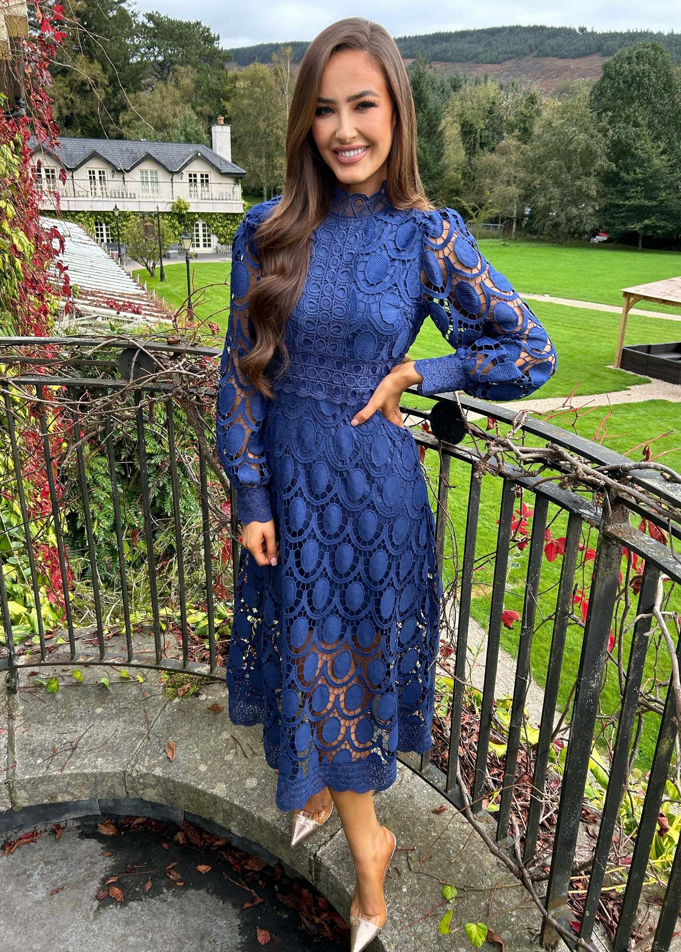 Elegantes Spitzenkleid mit Puffärmeln